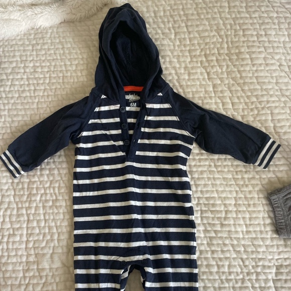 BABY BOY SIZE 6 MONTHS FALL/WINTER CLOTHING BUNDLE - Picture 6 of 8